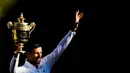 Novak Djokovic berhasil merengkuh gelar juara Wimbledon 2022 usai menundukkan seterunya asal Australia, Nick Kyrgios lewat skor 4-6 6-3 6-4 7-6(3). Berkat keberhasilan tersebut Djokovic membawa pulang gelar ketujuh tunggal putra Wimbledon sepanjang kariernya. (AFP/Daniel Leal)