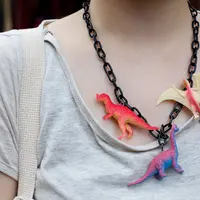 Jangan lihat gambar kalung-kalung berikut ini kalau kamu pecinta dinosaurus. :p