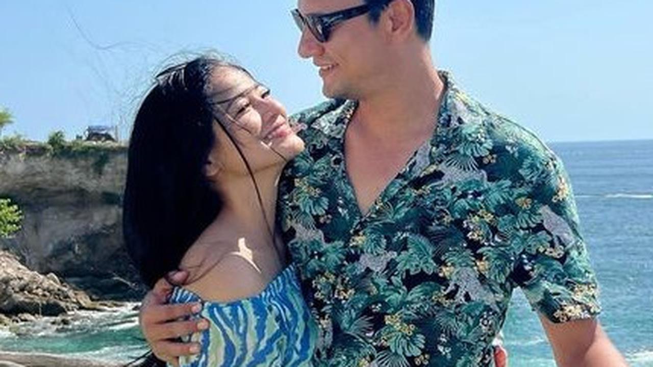 So Sweet! Potret Romantis Titi Kamal dan Christian Sugiono di Bali, Mengkhayal Punya Rumah Depan Laut untuk Masa Tua Nanti