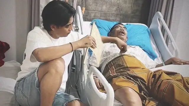 Ayah Charly Van Houten terbaring di rumah sakit