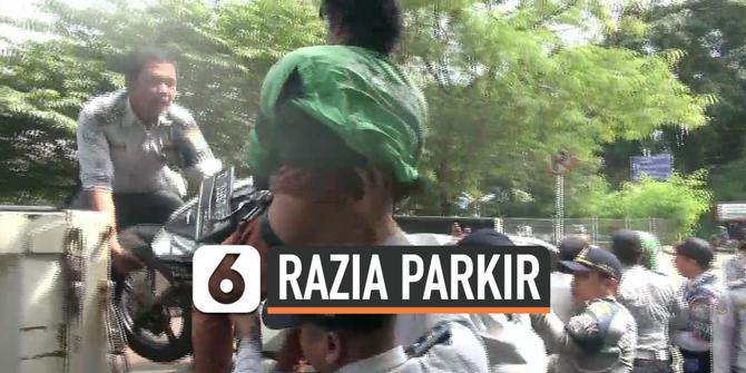 VIDEO: Razia Parkir, Petugas Paksa Bawa Motor Ojol