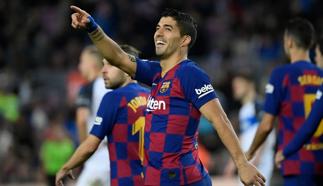 Luis Suarez. Striker Uruguay berusia 35 tahun yang kini berstatus tanpa klub usai meninggalkan Atletico Madrid di akhir musim 2021/2022 ini pernah memperkuat Barcelona selama 6 musim mulai 2014/2015 hingga 2019/2020. Nilai transfernya saat didatangkan dari Liverpool senilai 81,72 juta euro atau kini setara Rp1,23 triliun menjadi salah satu pembelian termahal dari klub Liga Inggris. Bersama Barcelona ia total tampil dalam 281 laga di semua ajang dengan torehan 194 gol dan 113 assist. (AFP/Lluis Gene)
