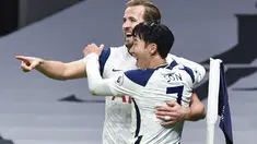 Penyerang Tottenham Hotspur, Harry Kane (kiri) berselebrasi dengan Son Heung-min usai mencetak gol ke gawang Arsenal pada pertandingan lanjutan Liga Inggris di Tottenham Hotspur Stadium di London, Inggris , Minggu (7/12/2020). Tottenham menang 2-0. (Glyn Kirk / Pool via AP)