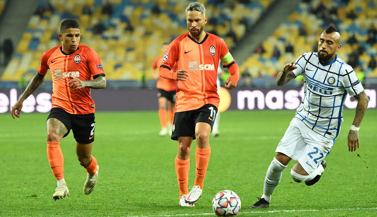 Gelandang Inter Milan, Arturo Vidal, berusaha melewati pemain Shakhtar Donetsk pada laga lanjutan Liga Champions 2020/2021 di NSC Olimpiyskiy, Rabu (28/10/2020) dini hari WIB. Inter Milan bermain imbang 0-0 lawan Shakhtar Donetsk. (AFP/Sergei Supinsky)