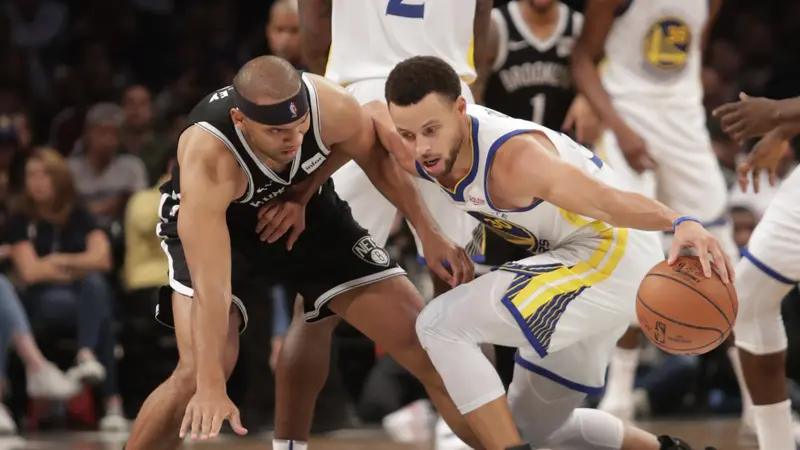 Aksi pemain Warriors Stephen Curry saat melawan Nets dilanjutan NBA