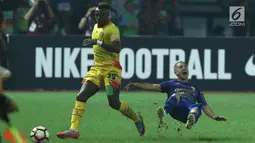 Pemain tengah Persib, Kim Jeffrey Kurniawan (kanan) terjatuih usai berebut bola dengan penyerang Bhayangkara FC Guy Junior dilanjutan Liga 1 di Stadion Patriot Candrabhaga, Bekasi, Minggu (4/6). Bhayangkara FC menang 2-0. (Liputan6.com/Helmi Fithriansyah)