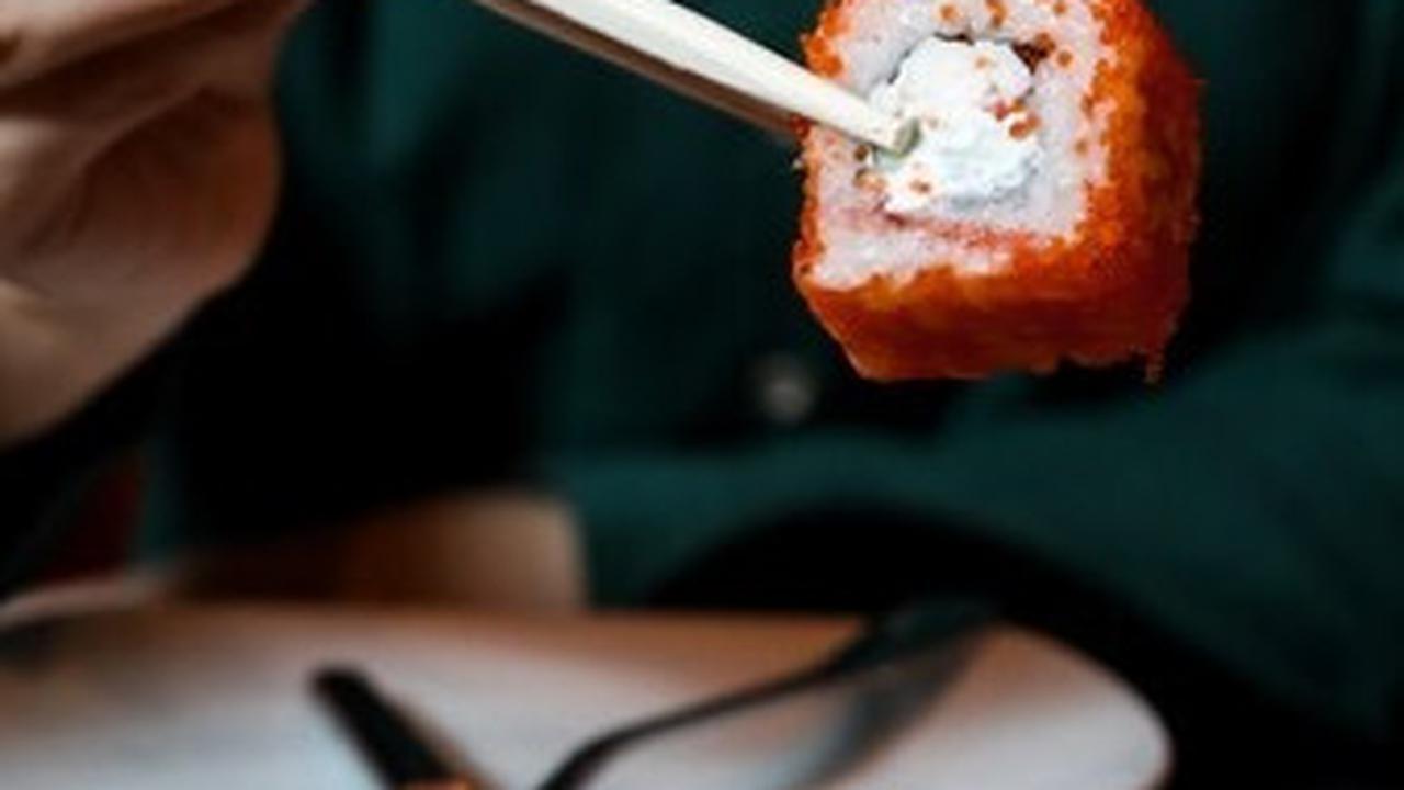 Jadi, saat menikmati hidangan ini, jangan lupa untuk menjaga etiket makan agar dapat merasakan keaslian budaya Jepang dalam setiap suapan sushi yang lezat.