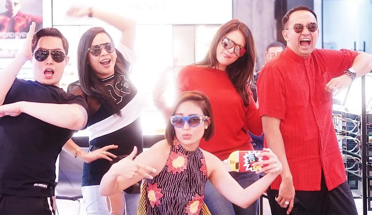 Penampilan Luna Maya, Ayu Dewi dan Melaney Ricardo si Geng Menteri Ceria yang kece banget. (mrsayudewi/instagram)