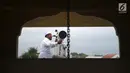 Petugas meneropong posisi hilal (bulan) dari Pondok Pesanteren Al-Hidayah Jakarta, Selasa (15/5). Pemantauan hilal ini dilakukan untuk menentukan jatuhnya 1 Ramadan 1439 H. (Merdeka.com/Imam Buhori)