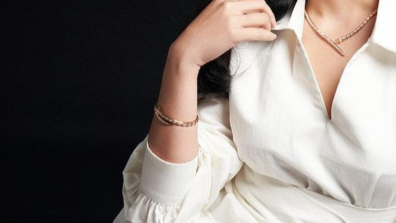 Di sesi pemotretan berikutnya, Prilly Latuconsina tampil anggun dalam balutan dress dari salah satu brand fashion lokal.<br>