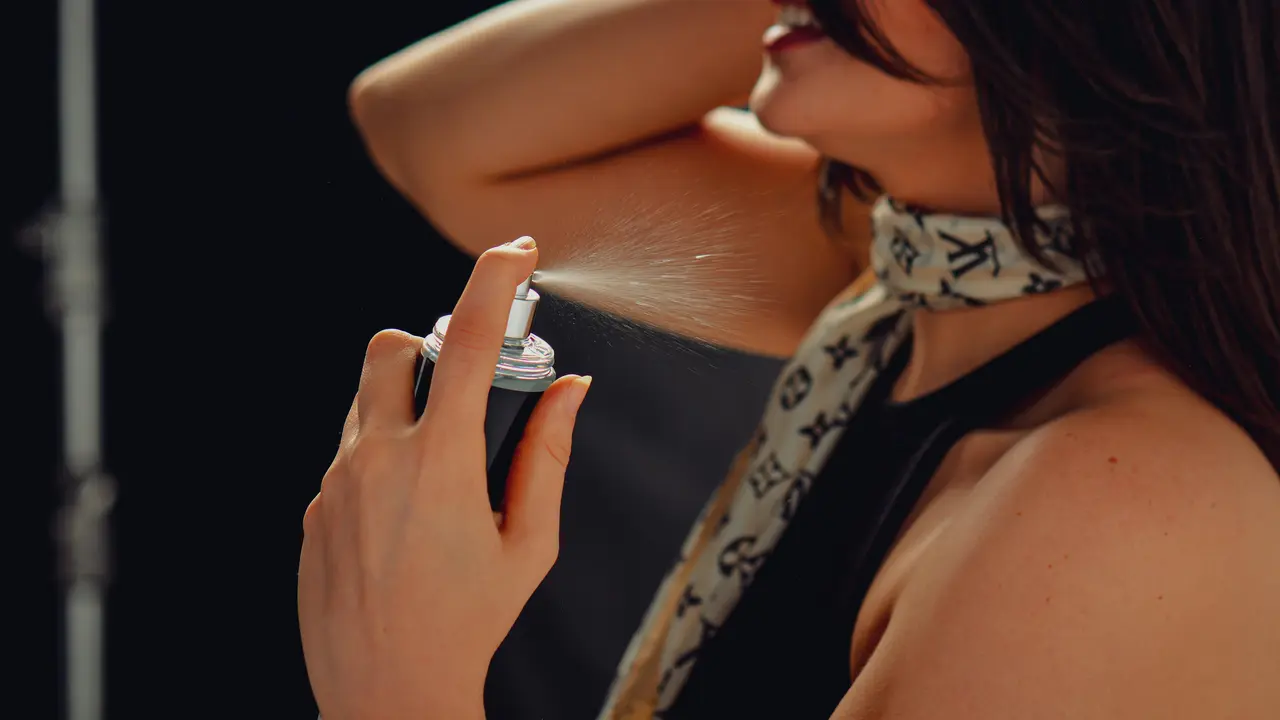 Wanita menyemprotkan parfum