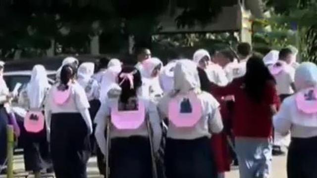 Patah Kaki, Seorang Siswi di Depok Tetap Ikuti MOS