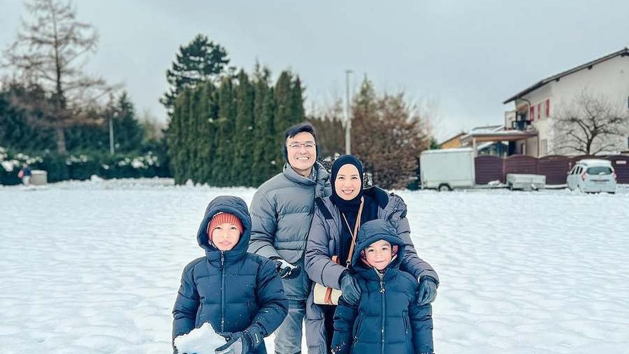 9 Potret Tya Ariestya Liburan ke Swiss, Happy Main Salju, Ski, Paragliding, & Snow Sledding Sekeluarga