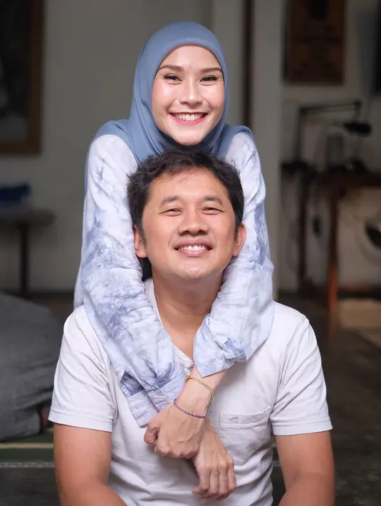 Salah satu cara yang dilakukan Zaskia adalah memberitahu anak-anaknya tentang sifat-sifat baik yang dimiliki Tuhan. Tentu, ia juga melakukan dengan penuh cinta dan kasih sayang agar ilmunya dapat diserap. (Instagram/zaskiadyamecca)