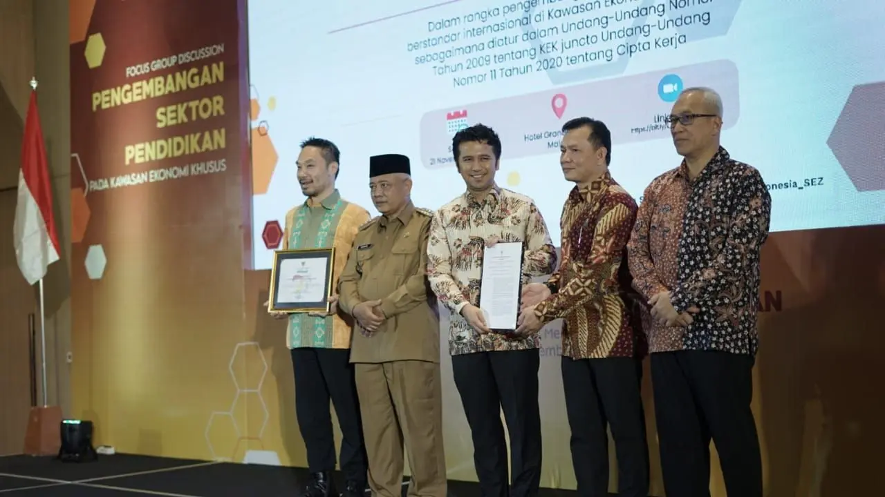 Kawasan Ekonomi Khusus (KEK) Singhasari telah resmi beroperasi ditandai dengan diserahkannya Surat Keputusan Menteri Koordinator Bidang Perekonomian Selaku Ketua Dewan Nasional KEK Nomor 2 Tahun 2022. (Dok Kemenko Perekonomian)