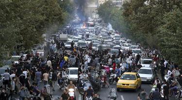 Kerusuhan di Iran pada 21 September 2022. Rakyat protes kematian Mahsa Amini.
