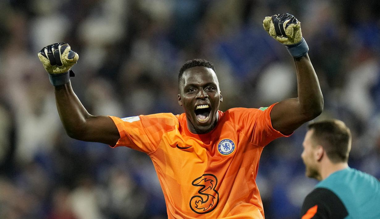 Edouard Mendy menjadi salah satu pemain yang paling fantastis di dunia. Dalam tempo satu minggu ia mampu menyabet dua titel juara. (AP/Hassan Ammar)