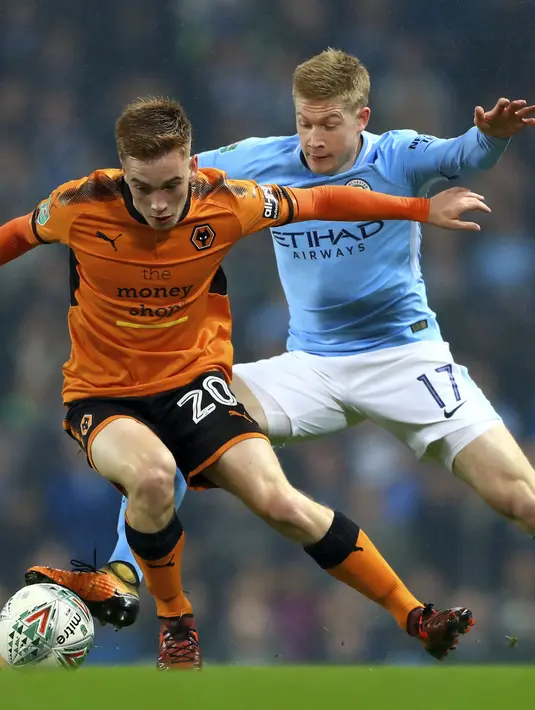 Pemain Wolverhampton Wanderers, Connor Ronan (kiri) berebut bola dengan pemain Manchester City, Kevin De Bruyne pada laga Piala Liga Inggris di Etihad Stadium, Manchester, (24/10/2017. City menang adu penalti 4-1. (Tim Goode/PA via AP)