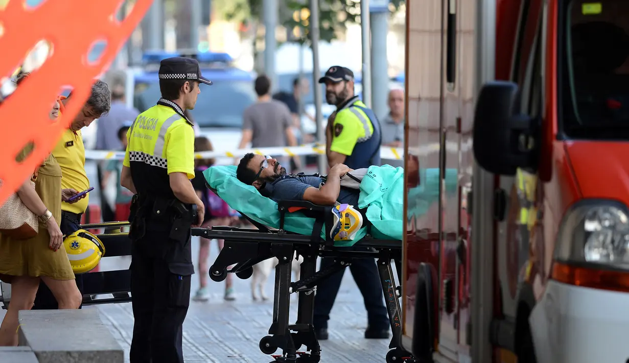 Seorang penumpang yang terluka dibawa pergi dengan tandu dari sebuah stasiun kereta api di Barcelona, Spanyol, Jumat (28/7). Pejabat pemerintah Catalan mengatakan bahwa 54 orang dirawat karena luka-luka akibat musibah tersebut. (AP Photo/Adrian Quiroga)