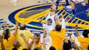 Ekspresi pemain Golden State Warriors, Stephen Curry, saat merayakan kemenangan atas Oklahoma City Thunder dalam gim ke-7 final NBA Wilayah Barat di Oracle Arena, Oakland, AS, (30/5/2016). (Reuters/Kelley L Cox-USA TODAY Sports)