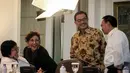 Menteri KLH Siti Nurbaya berbincang dengan Menteri Agraria dan Tata Ruang, Ferry Mursyidan, Menteri  Susi Pudjiastuti dan Menteri ESDM Sudirman Said sebelum sidang kabinet paripurna di kantor Presiden, Jakarta, Selasa (19/5). (Liputan6.com/Faizal Fanani)