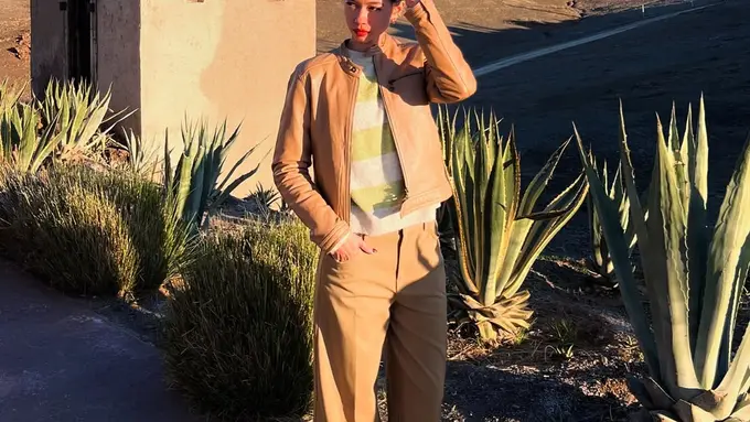 Gaya Stylish Yuki Kato di Maroko, Outfit Serba Nude yang Selaras dengan Lanskap Kota