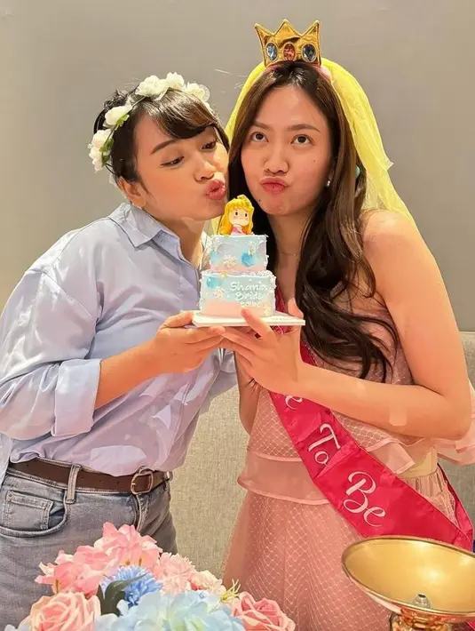 Hadir juga eks leader JKT48 Gen 1, Kinal yang tampil kasual mengenakan kemeja biru pastel dan celana jeans.  [@shanju/@kinalputridevi]