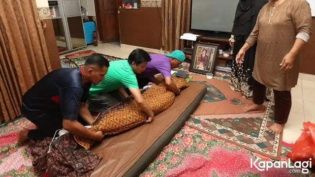 7 Momen Anisa Bahar saat Bertemu Jenazah Sang Bunda, Penuh Isak Tangis
