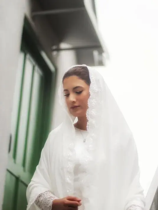 Di hari bahagia tersebut, Qurrotu Ayun tampil menawan mengenakan baju kurung dan kerudung warna putih. [Foto: IG/qurrotuayun/qibil].