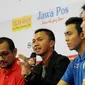 Commissioner NBL Indonesia, Azrul Ananda (kedua kiri) memberikan sejumlah keterangan saat jumpa pers jelang bergulirnya IndiHome National Basketball League (NBL) Championship Series 2015 di Jakarta, Jumat (1/5/2015). (Liputan6.com/Helmi Fithriansyah)