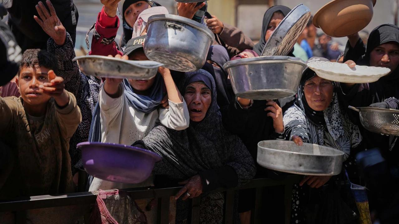 FOTO: Nestapa Iduladha di Gaza,  Warga Tetap Antre Makanan