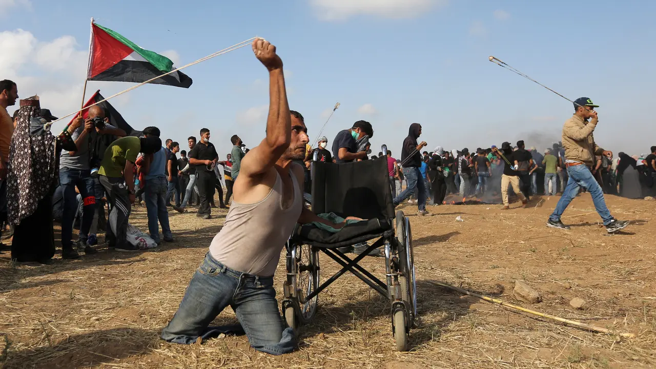 Dengan Kursi Roda, Pria Palestina ini Ikut Bertempur di Jalur Gaza