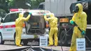 Tim Pasukan Gerak Cepat (PGC) yang terdiri dari Polisi dan TNI melakukan sterilisasi sebuah mobil yang kedapatan positif terjangkit pandemi influenza H7N9 saat simulasi penanganan di Puspiptek Tangerang Selatan, Rabu (20/9). (Liputan6.com/Helmi Afandi)