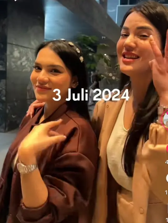 <p>Dalam video itu, keduanya jalan berdampingan dengan akrab. Keduanya bahkan mengenakan outfit yang senada.</p>