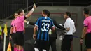 Sikap tegas Danny Makkelie ditunjukkan saat mengganjar kartu kuning kepada manajer tim Inter Milan, Antonio Conte yang melakukan protes berlebihan dari pinggir lapangan. (Foto: AFP/Ina Fassbender/Pool)