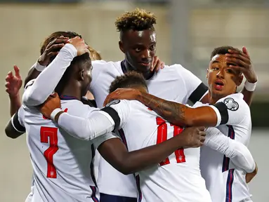 Para pemain Inggris melakukan selebrasi usai Bukayo Saka mencetak gol ke gawang Andorra pada pertandingan kualifikasi Grup I Piala Dunia 2022 di National Stadium, Andorra la Vella, 9 Oktober 2021. Inggris menang 5-0. (AP Photo/Joan Monfort)