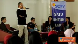 Eksekutif Produksi SCTV, Nicholas Andries menjadi pembicara dalam ajang SCTV Goes to Campus 2012 di Kampus Universitas Padjajaran, Bandung, Kamis (08/03).