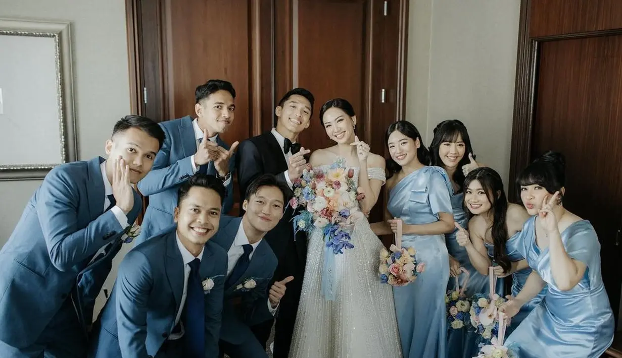 Haruka Nakagawa mengenakan dress satin model off shoulder yang menawan. [@@bareodds]