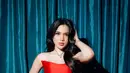 Ia tampil dengan pesona mahal kenakan gaun strapless merah rancangan Hendy Huang [@davinakaramoy]