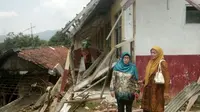 Hujan deras yang mengguyur Bogor, Jawa Barat, membuat SD Negeri Kalong IV di Desa Kalong II, Kecamatan Leuwisadeng, tergerus tanah longsor, Kamis (26/4/2019) malam. (Achmad Sudarno)