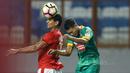 Duel pemain Persija Jakarta, Bruno Lopes (kiri) dan Sriwijaya FC, Manda Cangi pada laga Liga 1 2017 di Stadion Wibawa Mukti, Cikarang, Jumat (16/6/2017). Persija menang 1-0. (Bola.com/Nicklas Hanoatubun)
