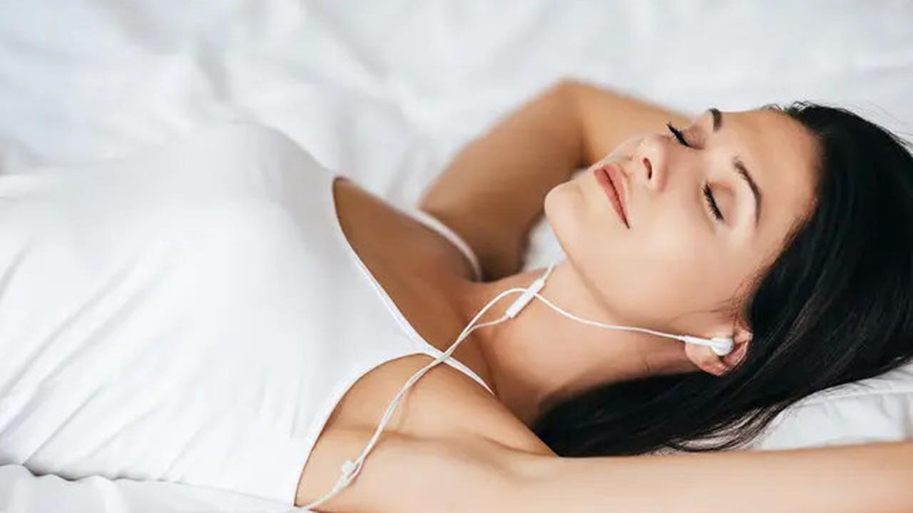 5 Efek Buruk Memiliki Kebiasaan Menggunakan Headset Saat Tidur, Hati-Hati Telinga Rusakn