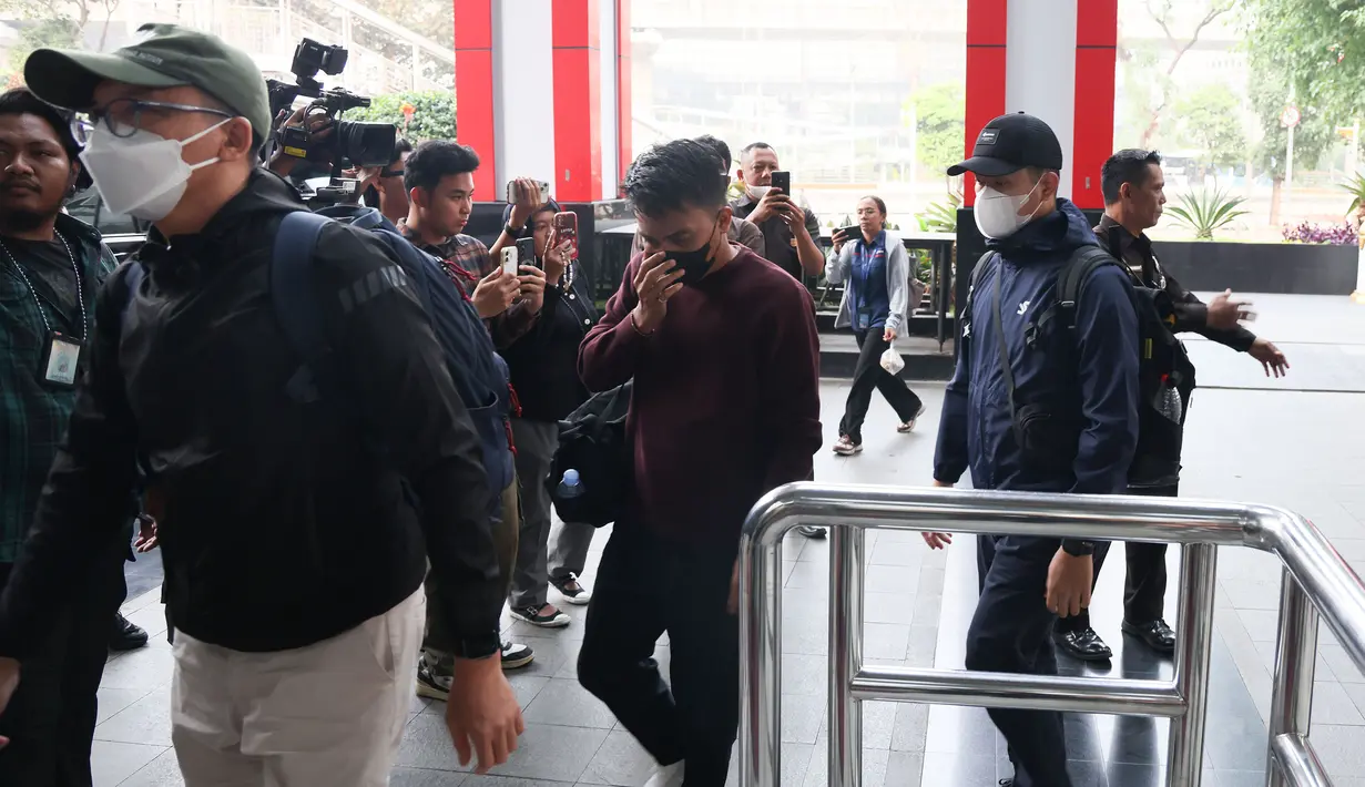 Bupati Klaten Hamenang Wajar Ismoyo tiba di Gedung Merah Putih KPK, Jakarta Selatan, Jumat (16/10/2026), untuk menjalani pemeriksaan setelah terjaring OTT. KPK membawa sembilan orang dari Klaten ke Jakarta untuk pemeriksaan lebih lanjut. (officialkpkri)