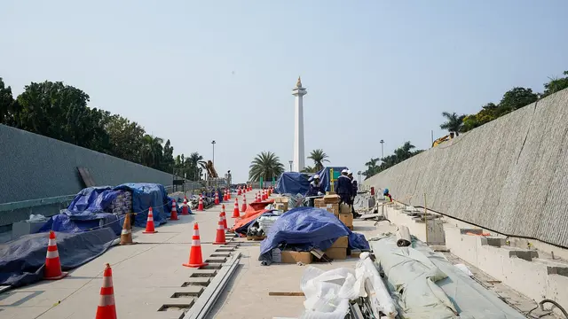 Pekerja menyelesaikan proyek pembangunan MRT Jakarta Fase 2A di Stasiun MRT Monas, Jakarta. (Jakarta.go.id)