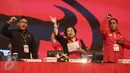Megawati Soekarnoputri bersama sejumlah pengurus PDIP saat penutupan Rakernas I PDIP di Jakarta, Selasa (12/1/2016). PDIP melontarkan gagasan tentang pentingnya haluan negara dalam proses pembangunan jangka panjang Indonesia. (Liputan6.com/Faizal Fanani)