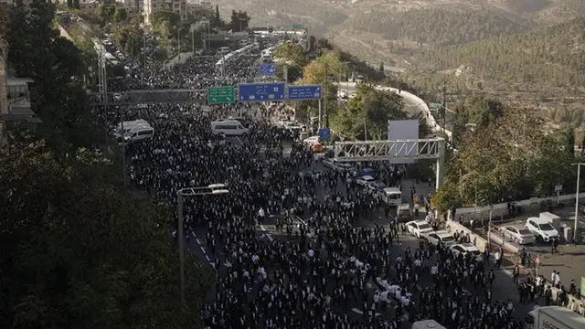 Para pria Yahudi ultra-Ortodoks berunjuk rasa di Yerusalem, Kamis (30/10/2025), menentang rencana wajib militer bagi mereka.