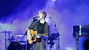 Vokalis Kodaline, Steve Garrigan, mengajak lautan penonton bernyanyi bersama dalam suasana penuh haru di bawah langit Kemayoran. Lagu “All I Want” dan “Brother” membuat momen farewell show Kodaline semakin emosional dan berkesan. (KLY/Budy Santoso)