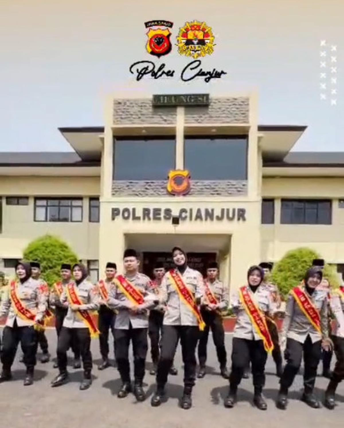 Punya Bandan Super Jangkung, Momen Kebersamaan Polwan dengan Rekannya Ini Curi Perhatian