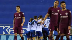 Pemain Wigan Athletic, Will Grigg berselebrasi dengan timnya setelah mencetak gol ke gawang Manchester City  pada babak kelima Piala FA di DW Stadium, Senin (19/2). Manchester City disingkirkan oleh tim divisi tiga, Wigan, dari Piala FA. (AP/Rui Vieira)