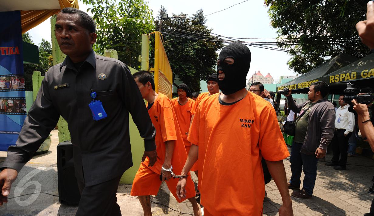 Petugas BNN membawa tahanan untuk menyaksikan pemusnahan barang bukti narkoba di Insenerator RSPAD, Jakarta, Rabu (7/9). Barang bukti yang dimusnahkan 173, 318 Kg sabu dan 2.851,887 gram ganja. (Liputan6.com/Helmi Fithriansyah)